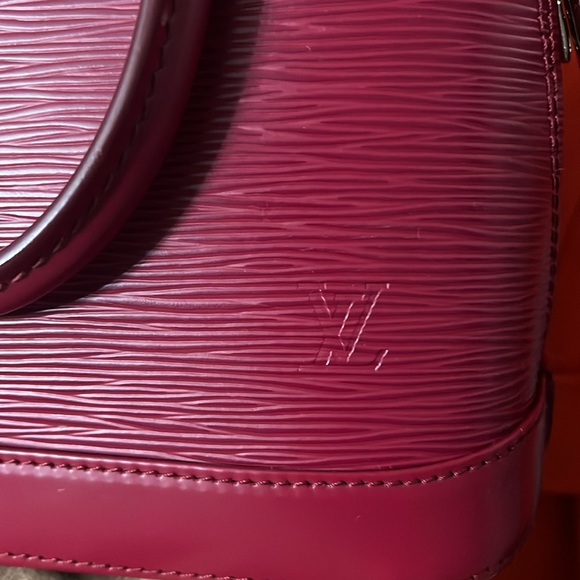 Louis Vuitton Alma BB Fuchsia Cowhide Epi Leather Handbag - Picture 4 of 7